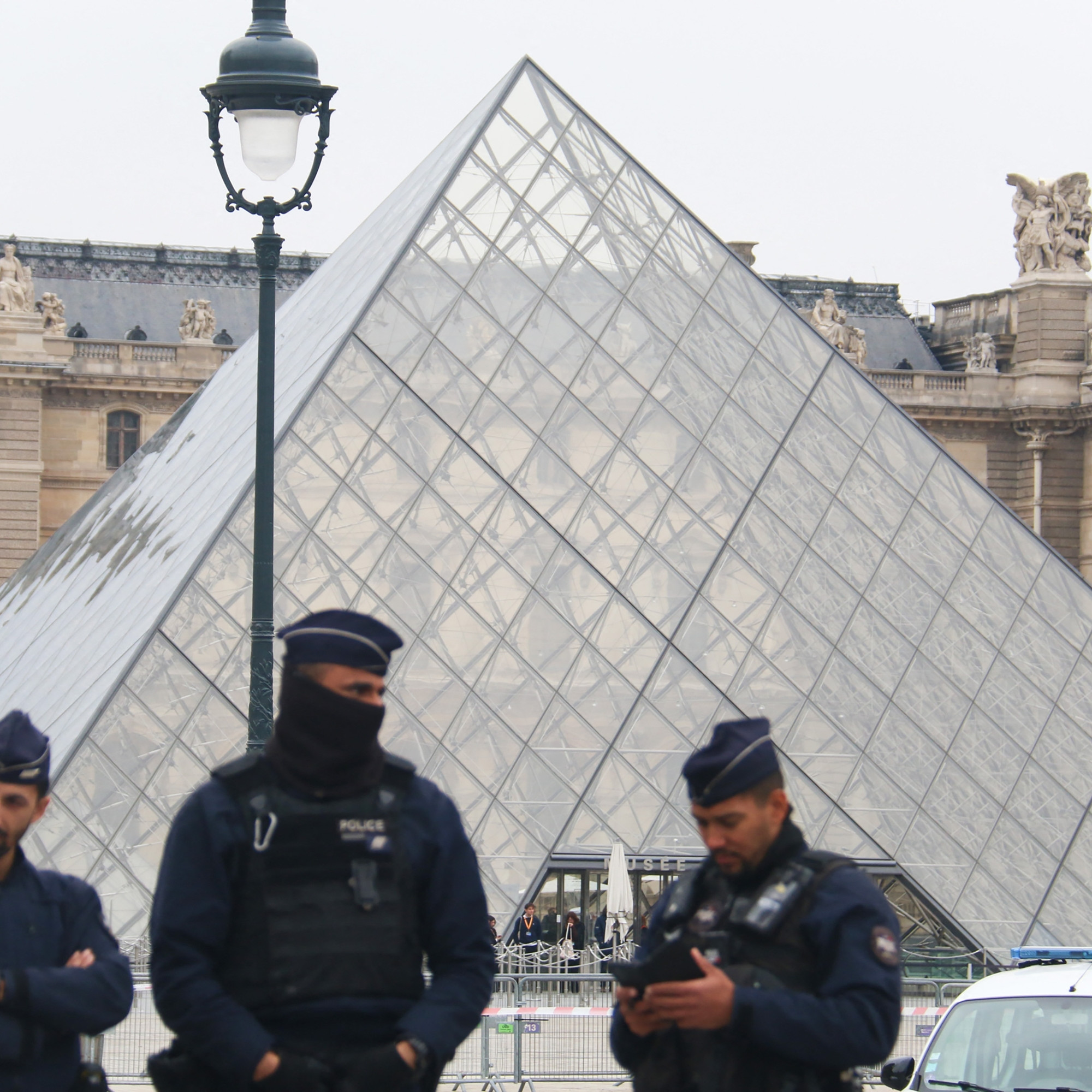 Le Louvre dévoile une nouvelle humiliation : des voleurs identifiés grâce à leur ADN